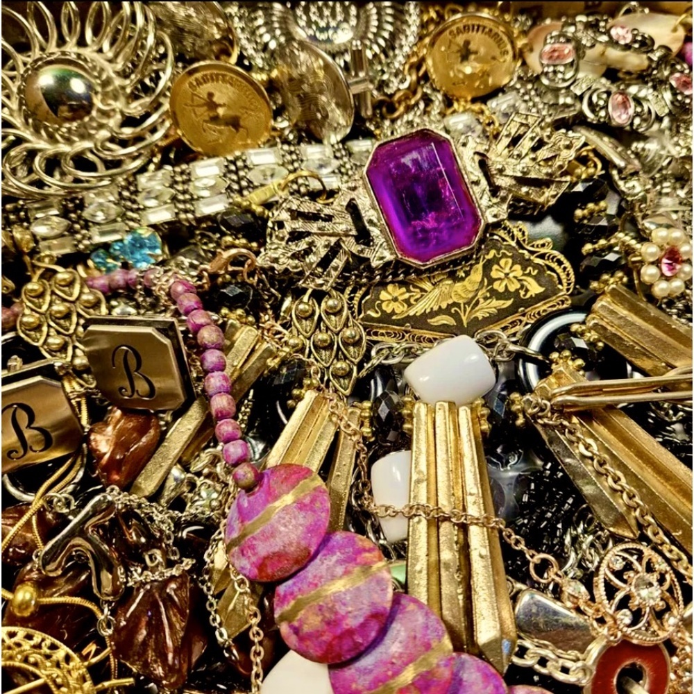 2 LB Wearable Discovery Jewelry Lot | Mixed Metals | Chains Charms Beads + More - Picture 4 of 12
